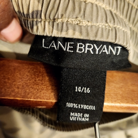 Lane Bryant | Women's Camoflague Printed Cargo Joggers Pants (Size 14/16) - Picture 2 of 12